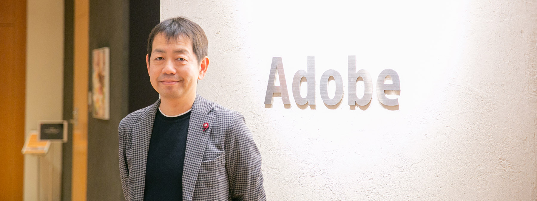 Adobe岩本氏がアドビ社で立っている