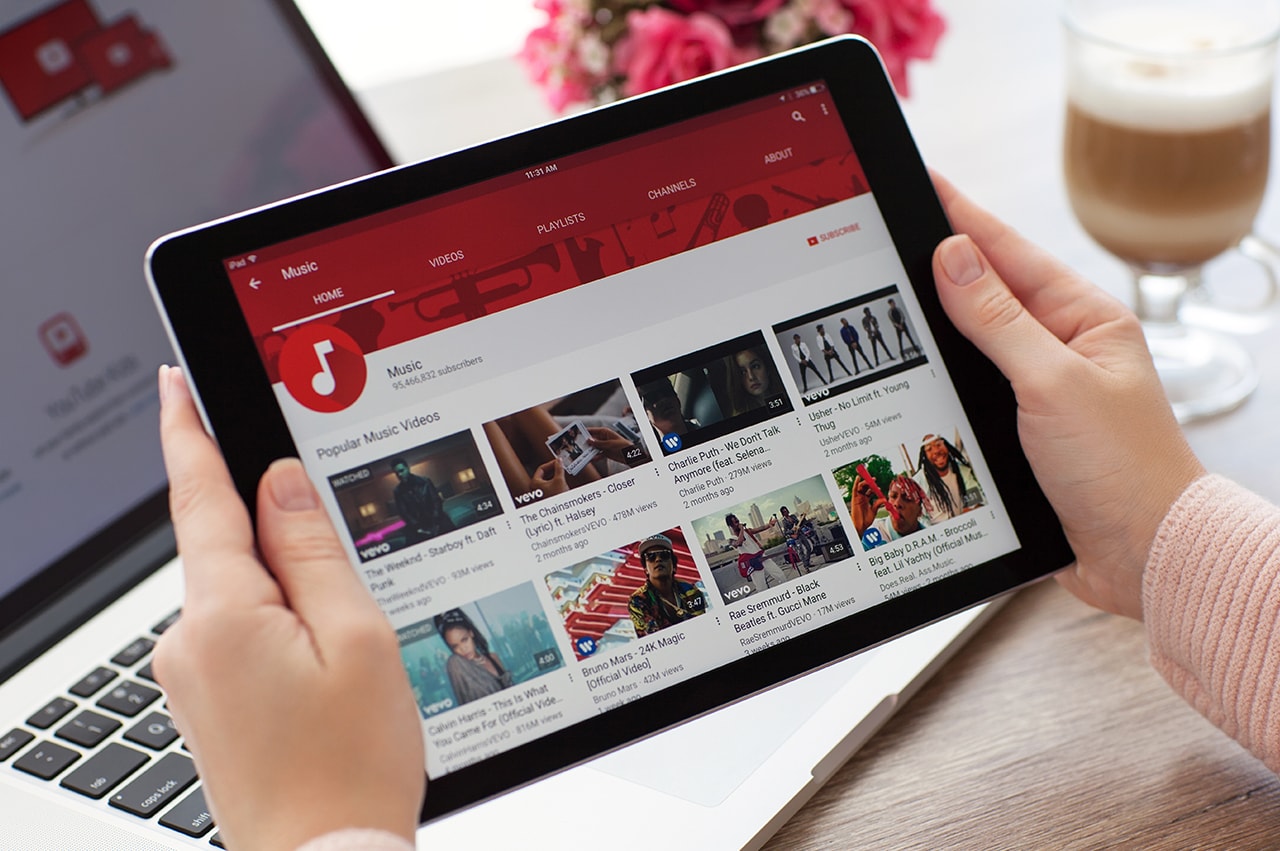 YouTuberタイアップは効果アリ!?メリットと相性の良い企業分野を解説