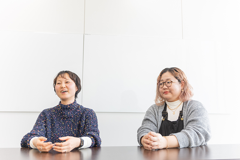 弥生株式会社UXチームデザイナーのの古川明子さんと横山尚子さん